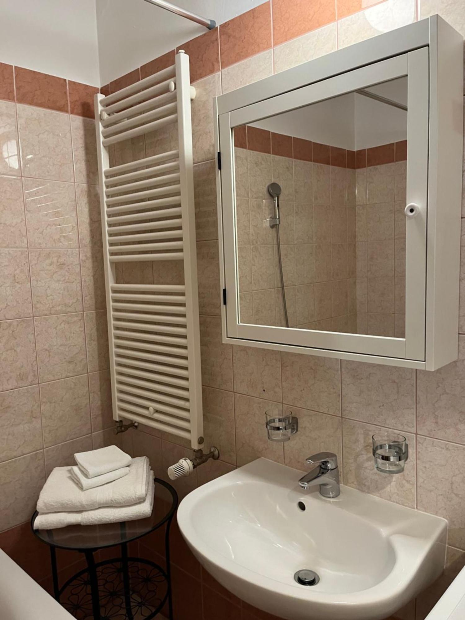 Downtown Rose Garden Apartments Whit Garage Opcional Budapest Esterno foto